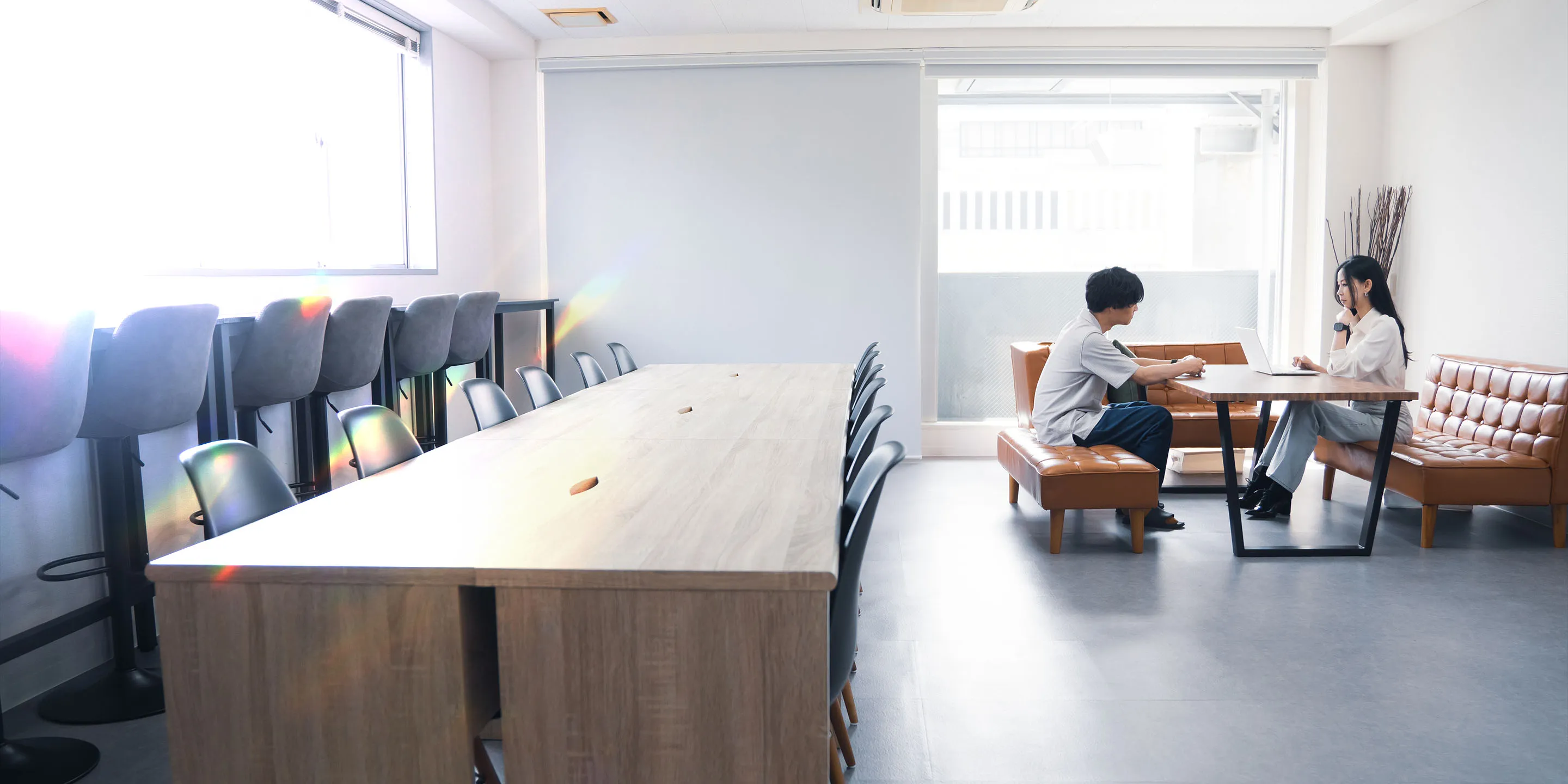 女性の代表と男性従業員がオフィスで1on1面談している様子