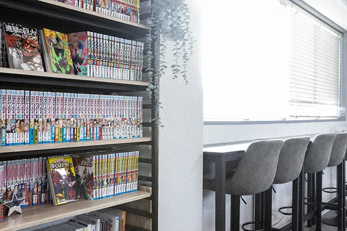 漫画や書籍がずらりと並んだリラックススペース。